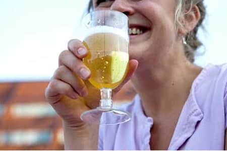 Mujeres que toman alcohol